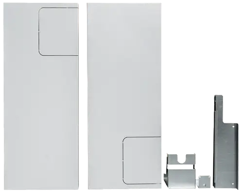 Verkleidungen in Weiß, zwei große flache Elemente nebeneinander, mit einer metallischen Befestigung an der Seite. Produkt von Wolf zur Abdeckung von Heizsystemen.